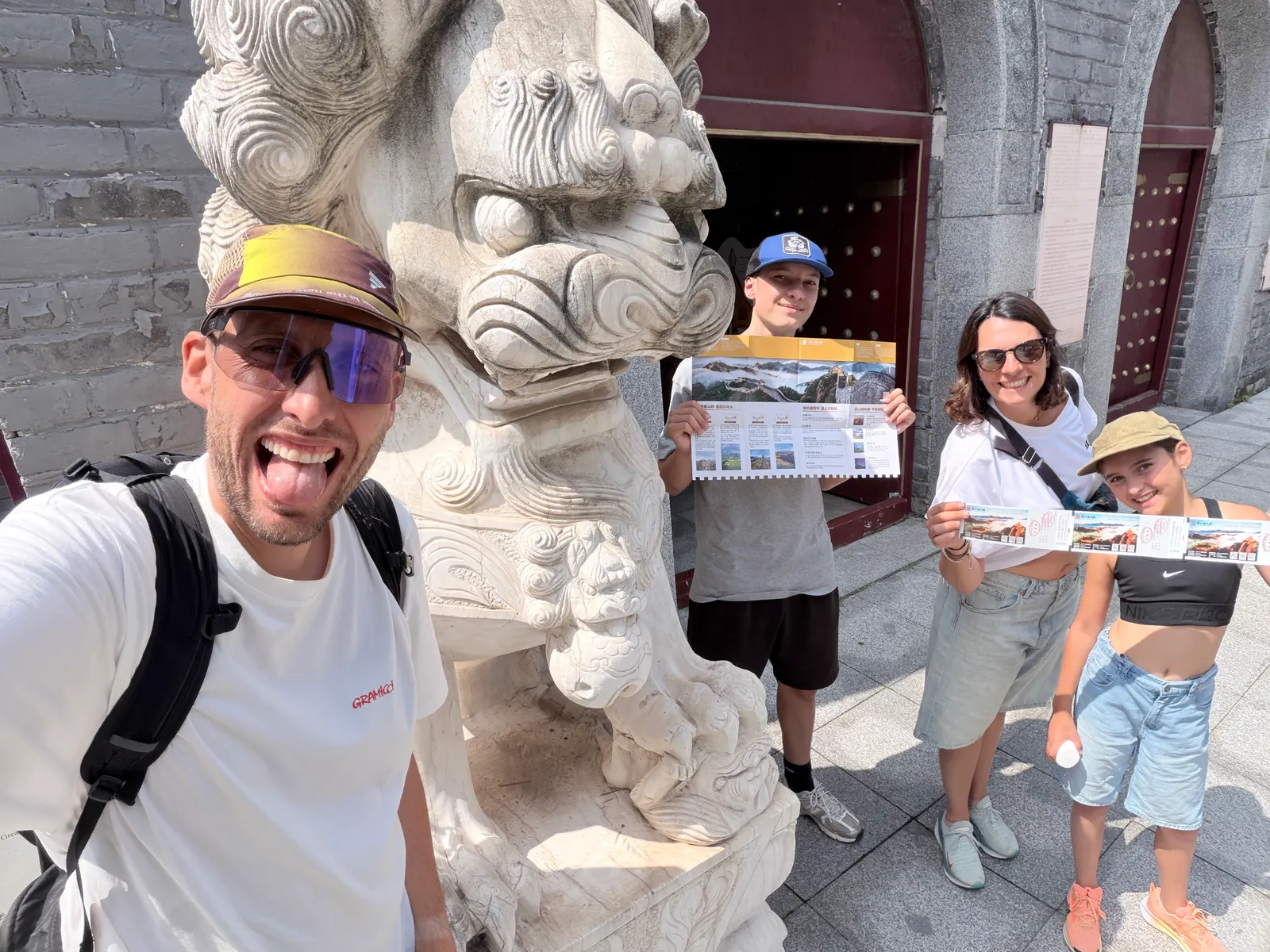 La famille prête à partir à la porte de Jinshanling