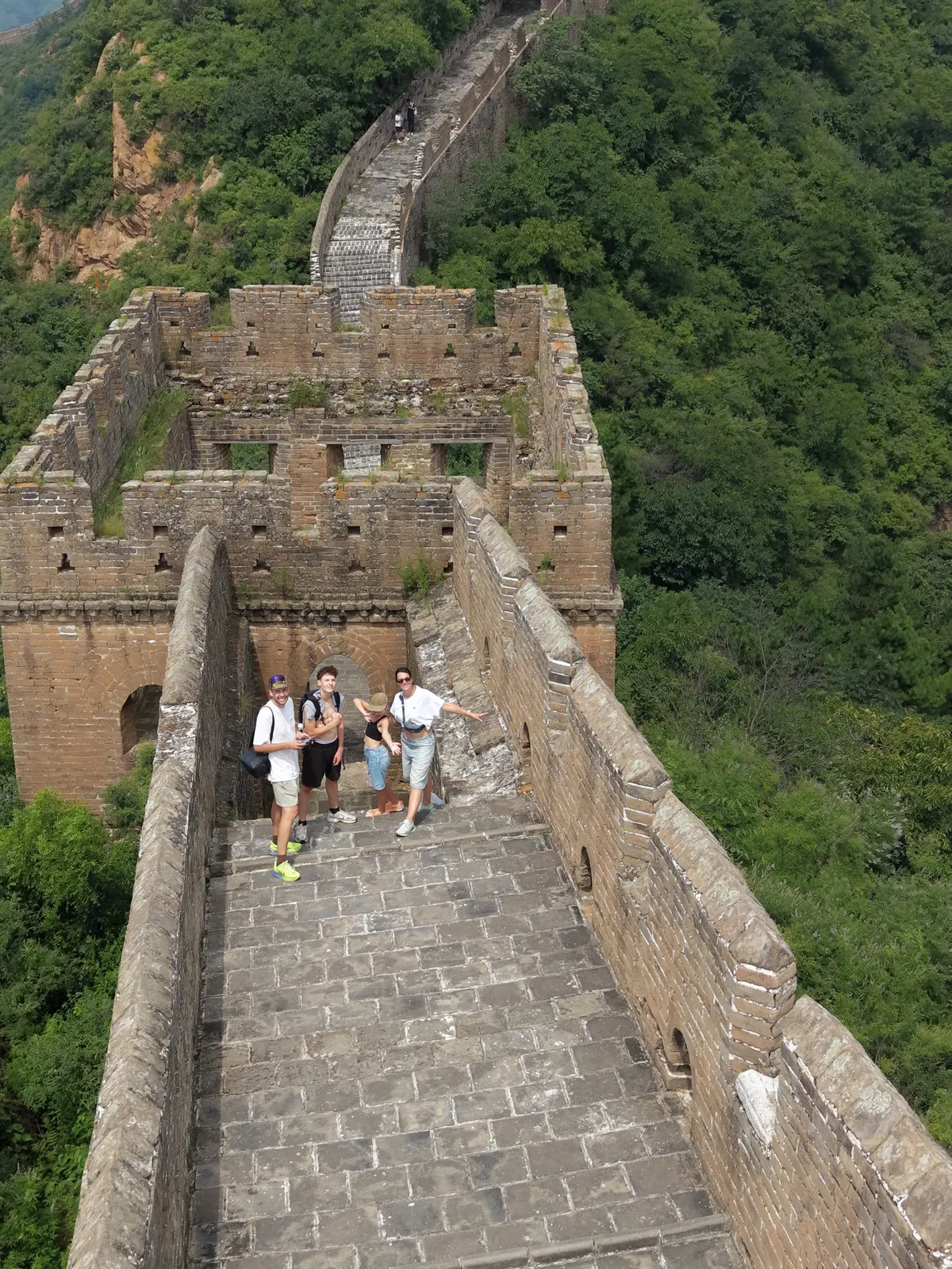 La famille minuscule sur la Muraille sauvage, vue du drone