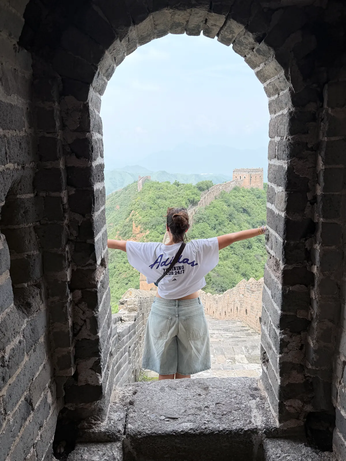 Marion dans l'arche d'une tour de la Muraille de Jinshanling