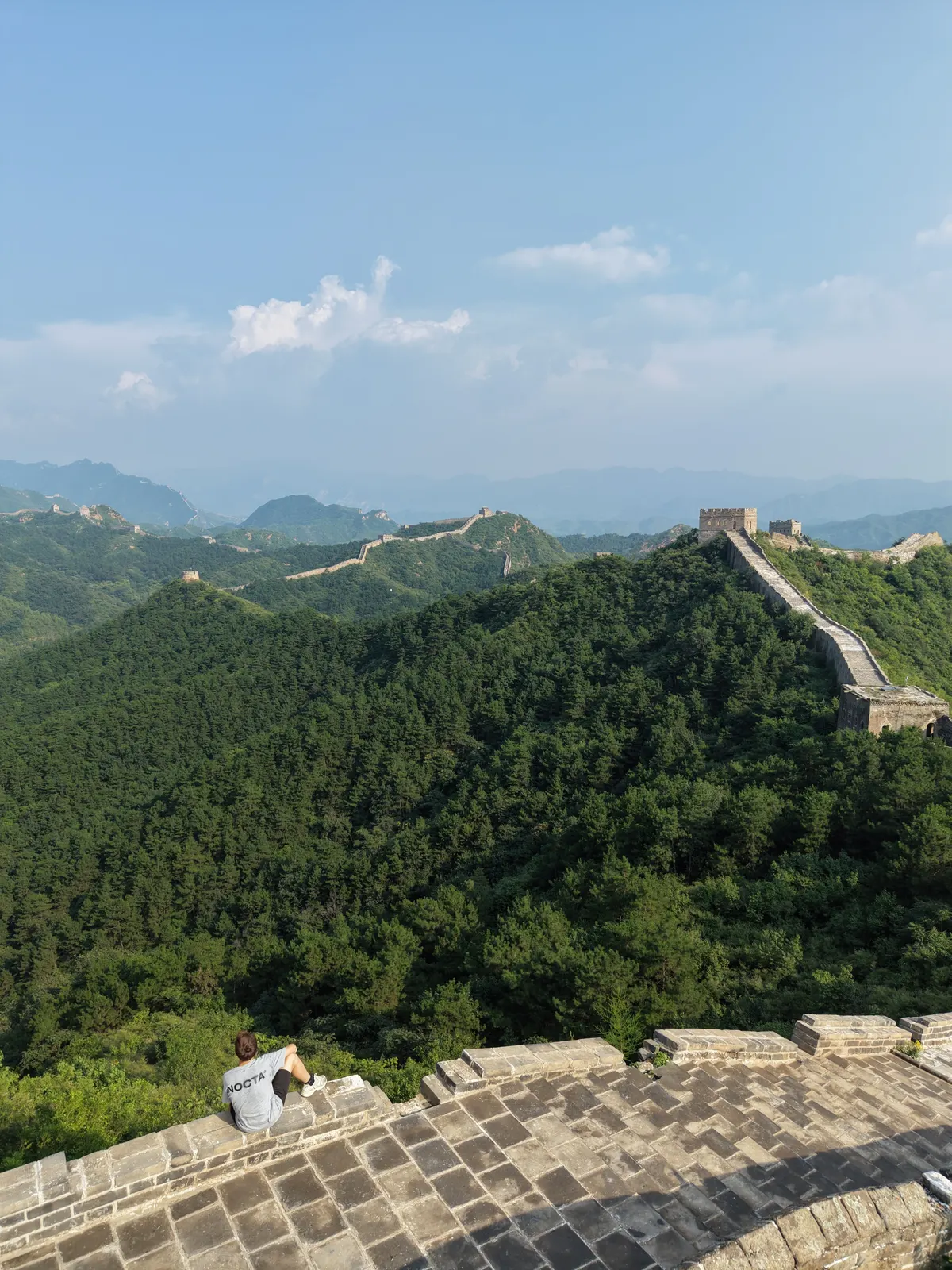 Le bout de la section ouverte de Jinshanling, la Muraille repart verte dans la forêt