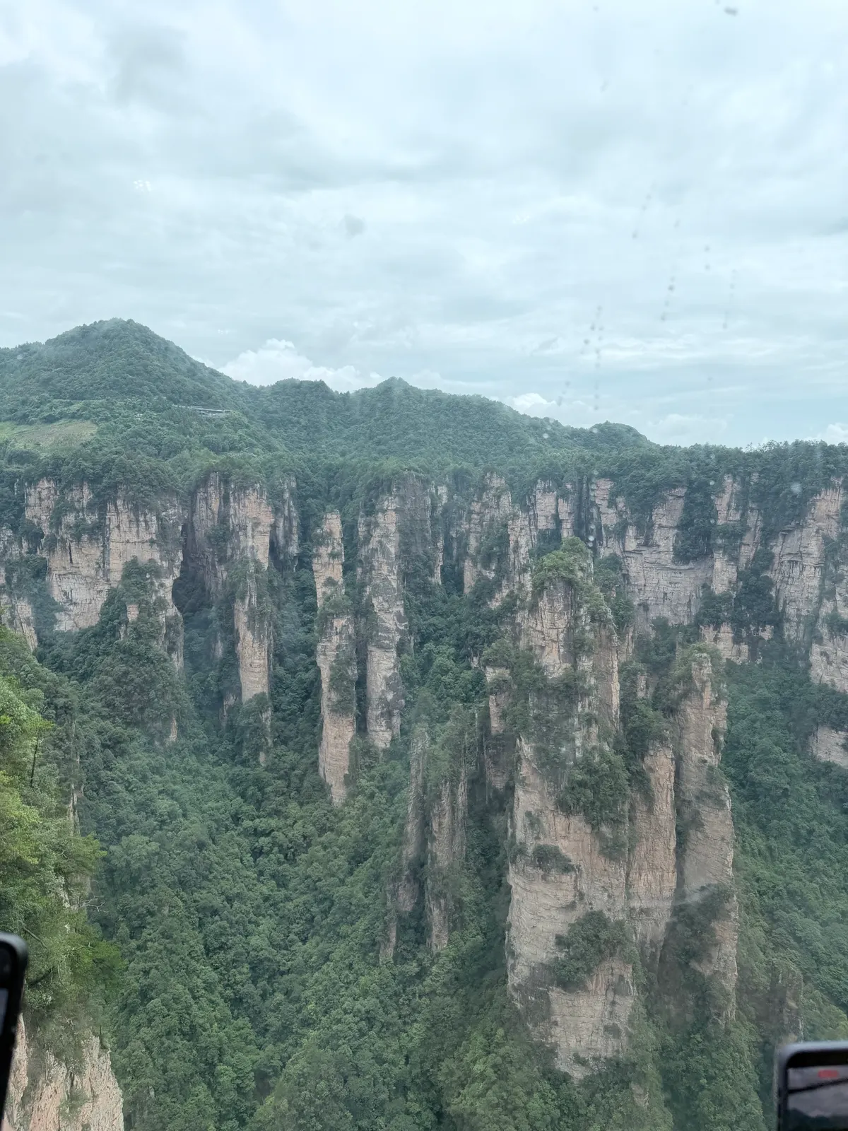 La falaise vue à travers la vitre de la cabine du Bailong