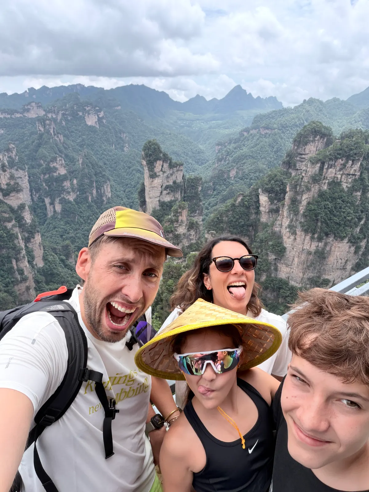 La famille Lahutte devant les piliers d'Avatar à Zhangjiajie