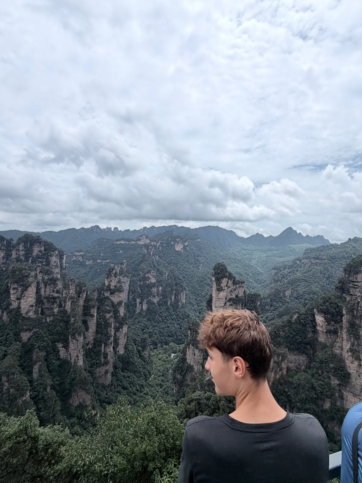 Alexis face à la mer de pics de Tianzi, Zhangjiajie