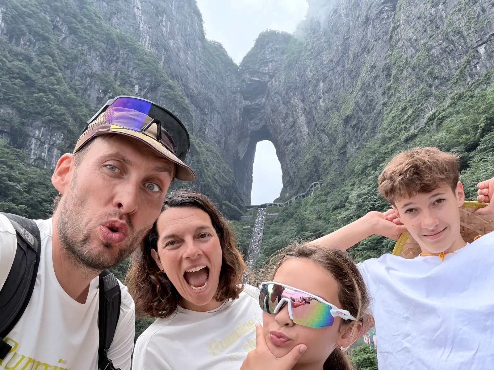 La famille Lahutte devant la Porte du Ciel de Tianmen