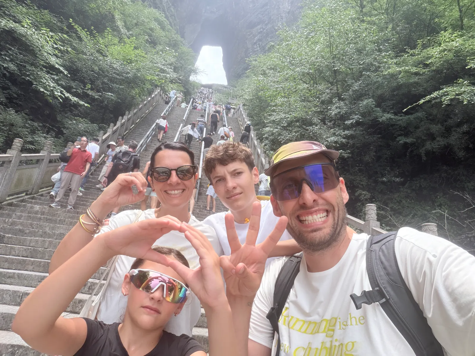 La famille dans les 999 marches de l'Escalier céleste, la Porte du Ciel au fond