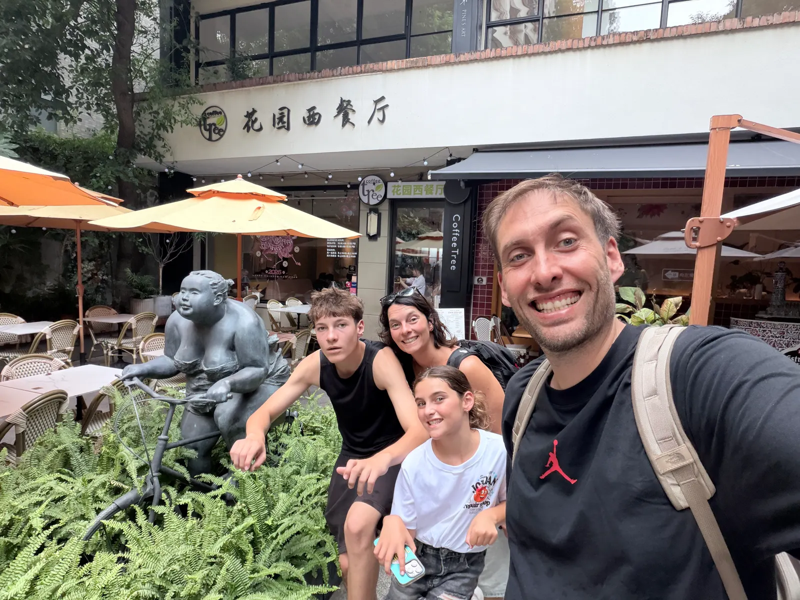 La famille dans un café-jardin du quartier français de Shanghai