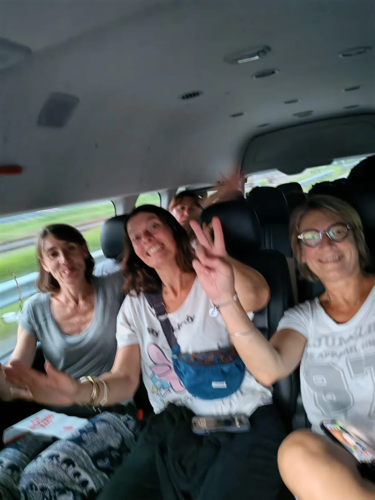 En route, entassés à neuf dans le van avec tous les sacs