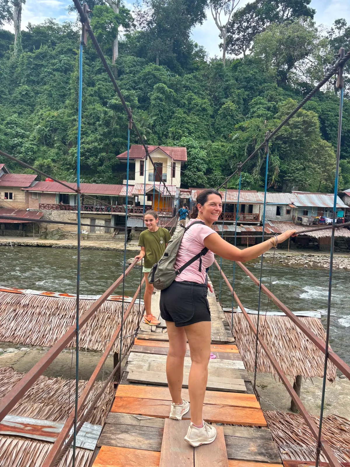 Marion et Emma sur le pont suspendu au-dessus de la rivière Bohorok, à l'entrée de Bukit Lawang