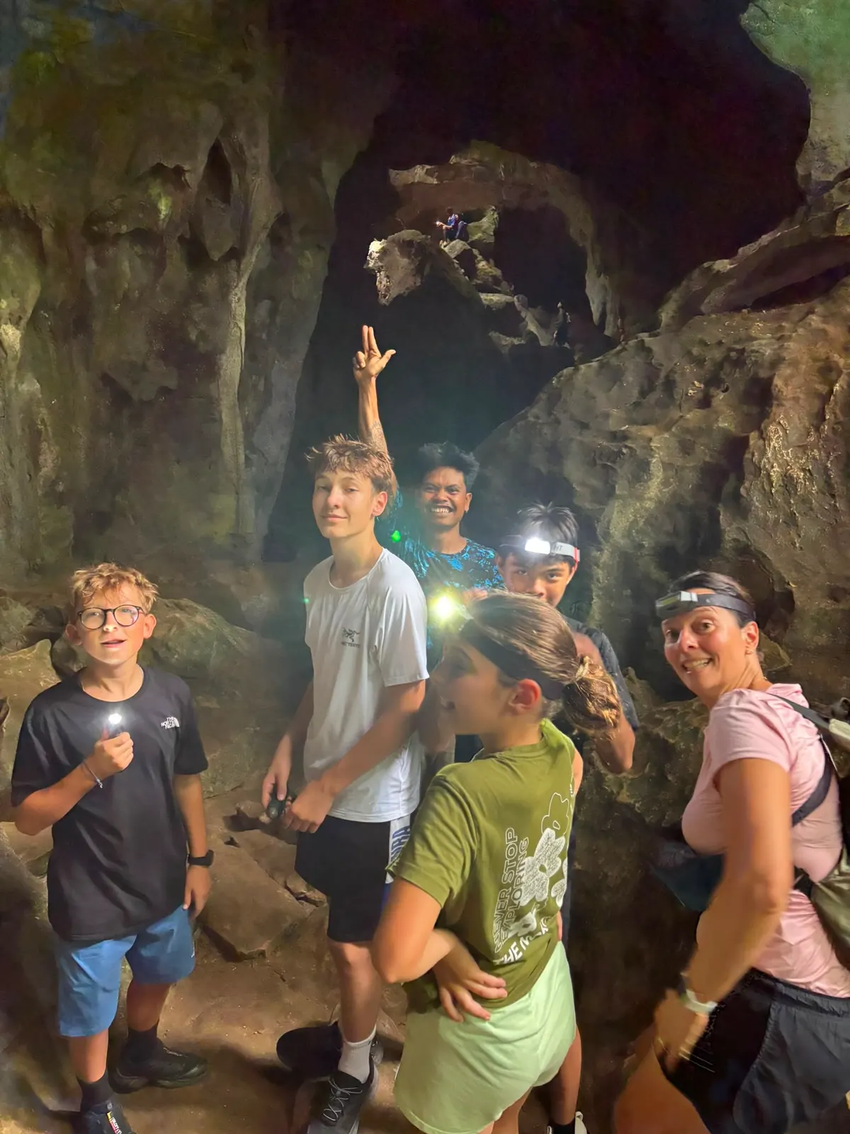 Exploration de la grotte aux chauves-souris (bat cave), frontales sur la tête