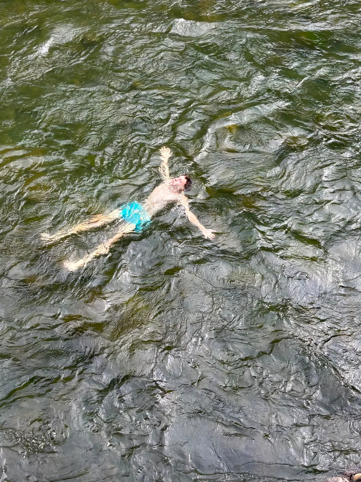 Baignade dans la rivière Bohorok — se laisser flotter au fil de l'eau