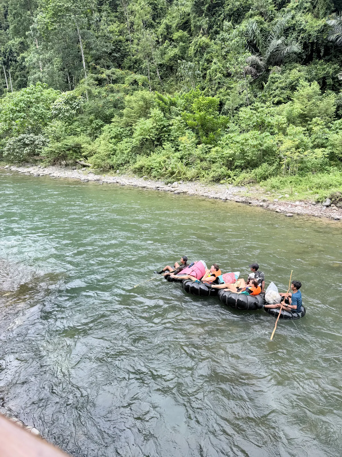 Descente de la rivière Bohorok en tubing — des chambres à air ligotées ensemble pour toute la troupe