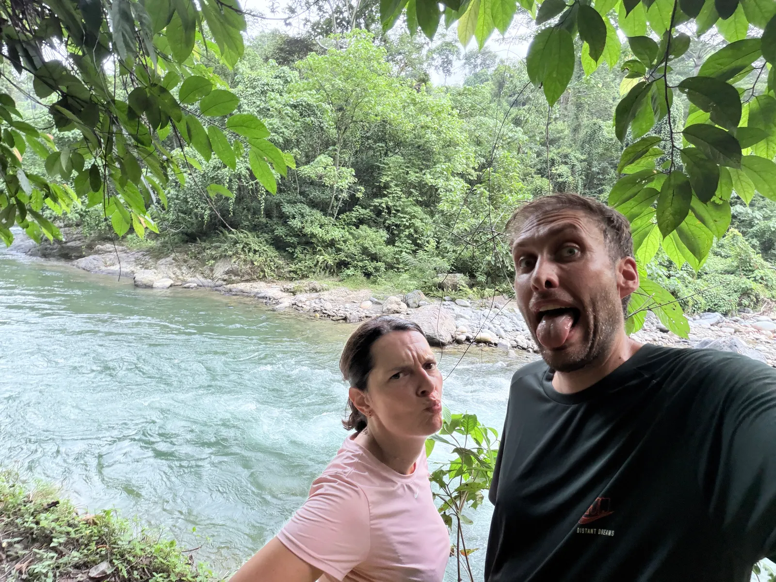 Hugo et Marion au bord de la rivière Bohorok