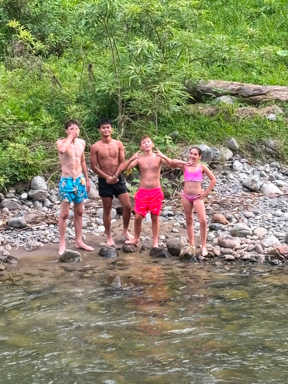 Baignade dans la rivière Bohorok : les quatre prêts pour le plongeon