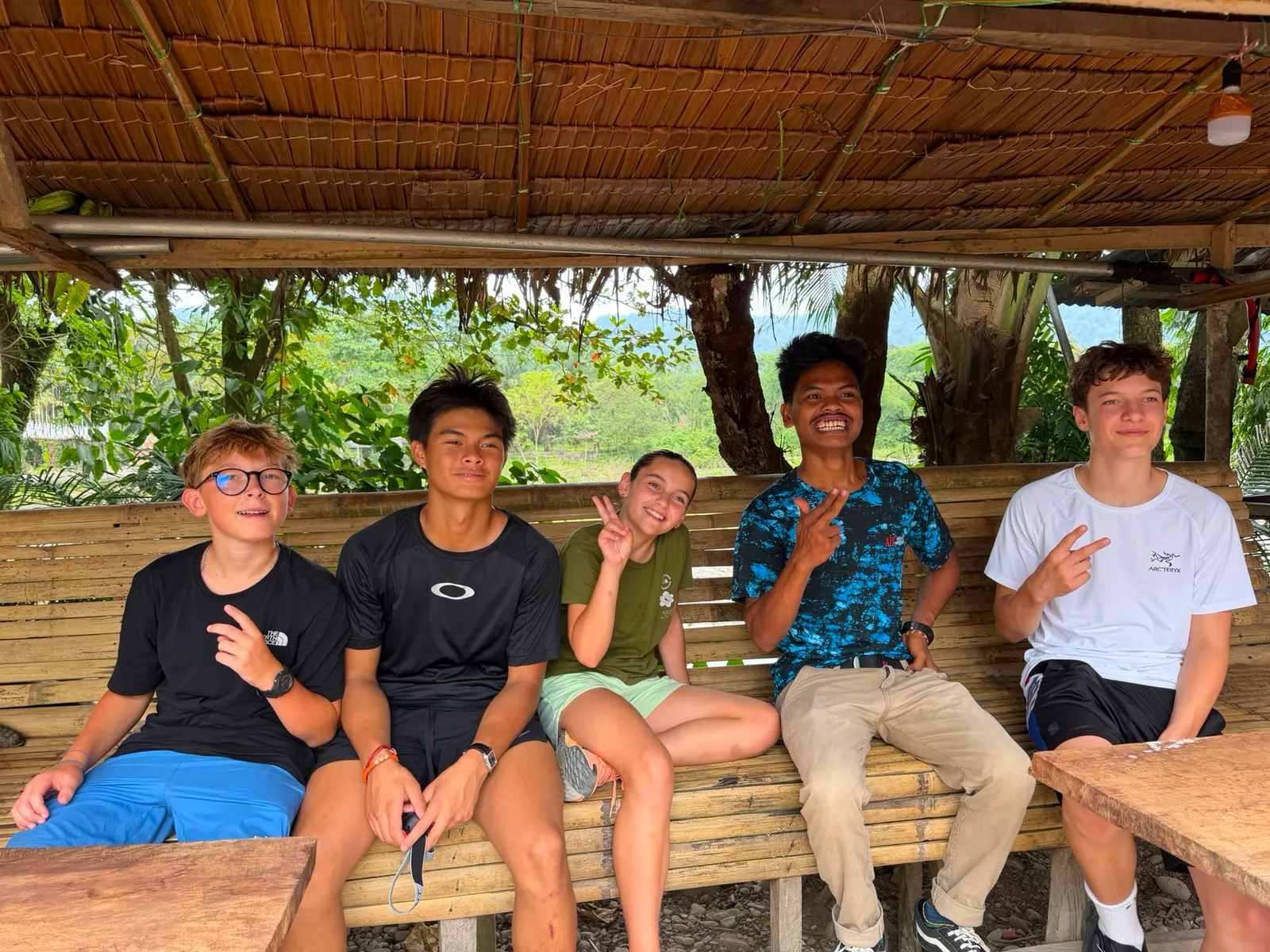La famille en trek dans la jungle de Bukit Lawang, gros sacs sur le dos