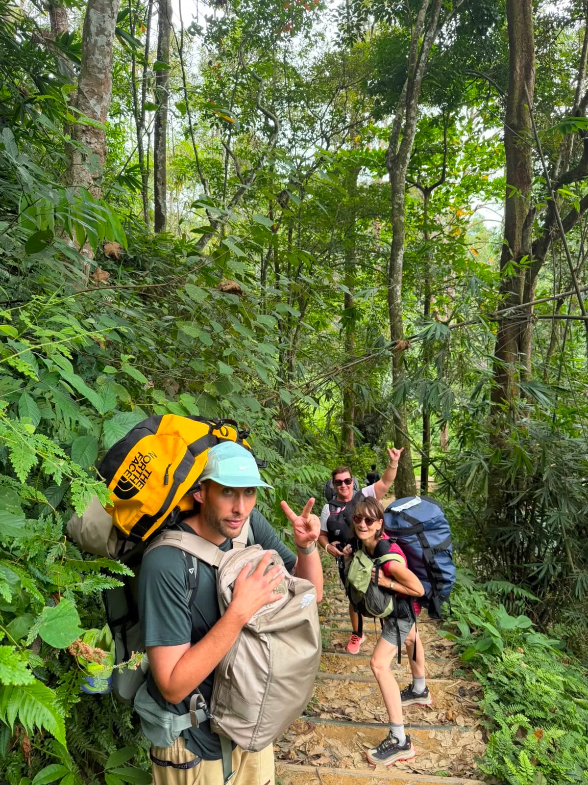 La famille et son guide sous un abri, à Bukit Lawang