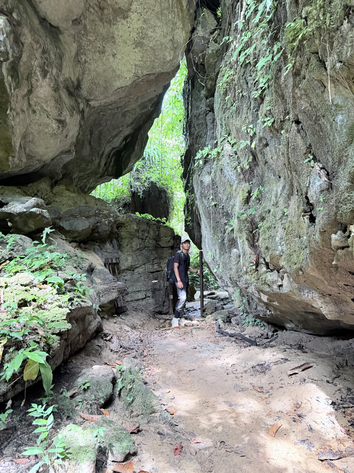 Lucas (le copain d'Alexis) à l'abri sous la roche, sur le sentier du trek