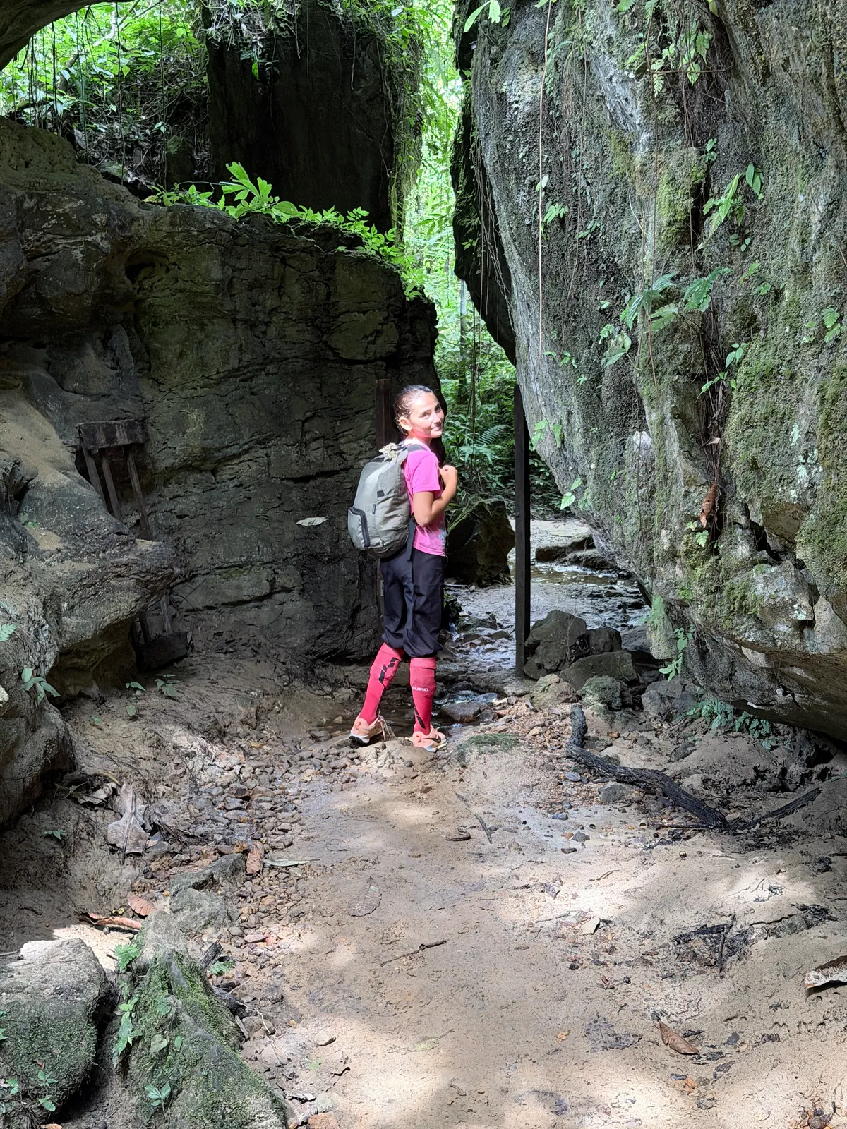 Emma sous la voûte de calcaire