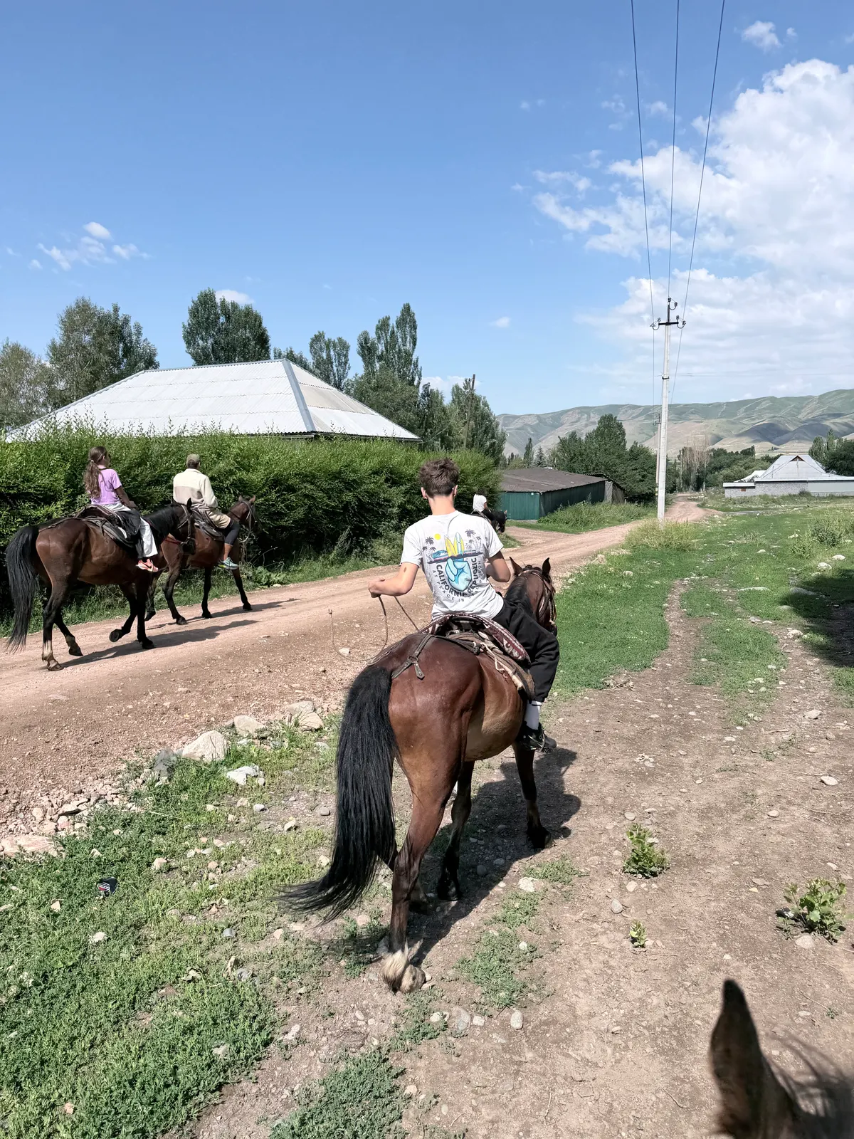 Alexis en selle pour la balade dans les alpages kirghiz