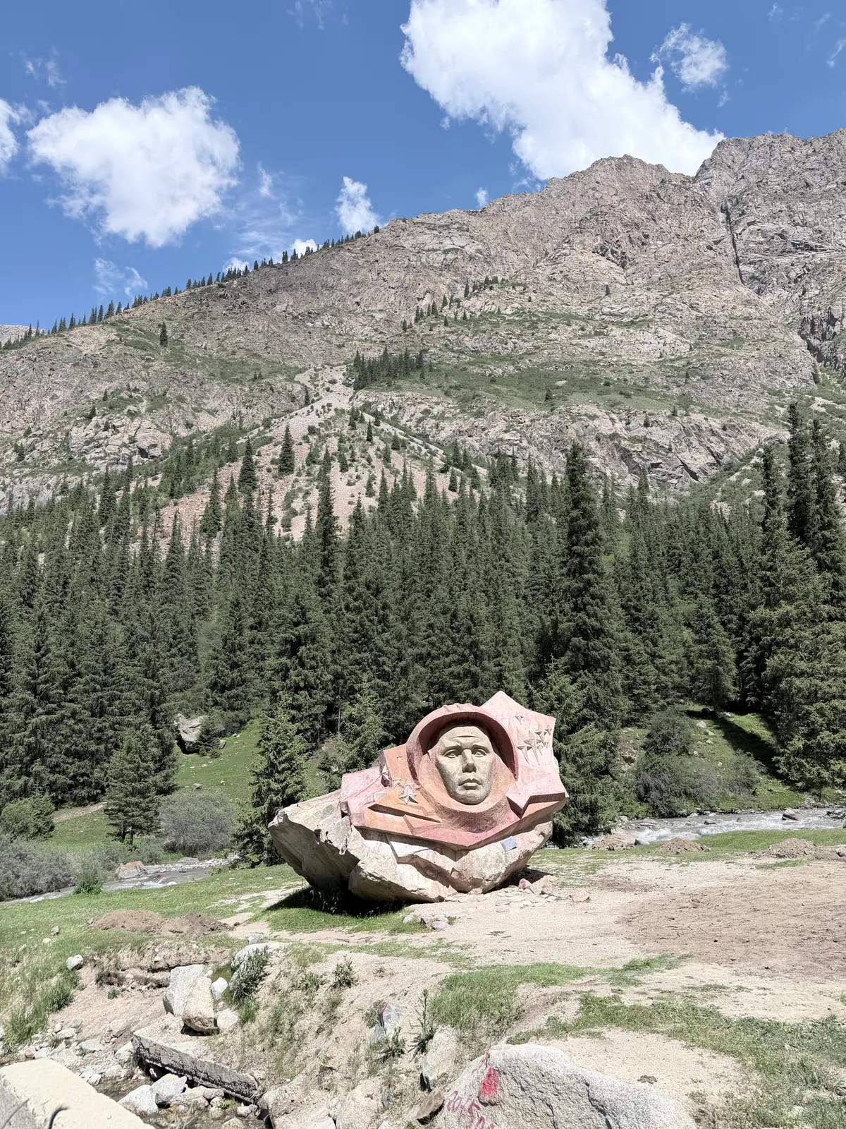 Le mémorial Youri Gagarine gravé dans la roche de Barskoun