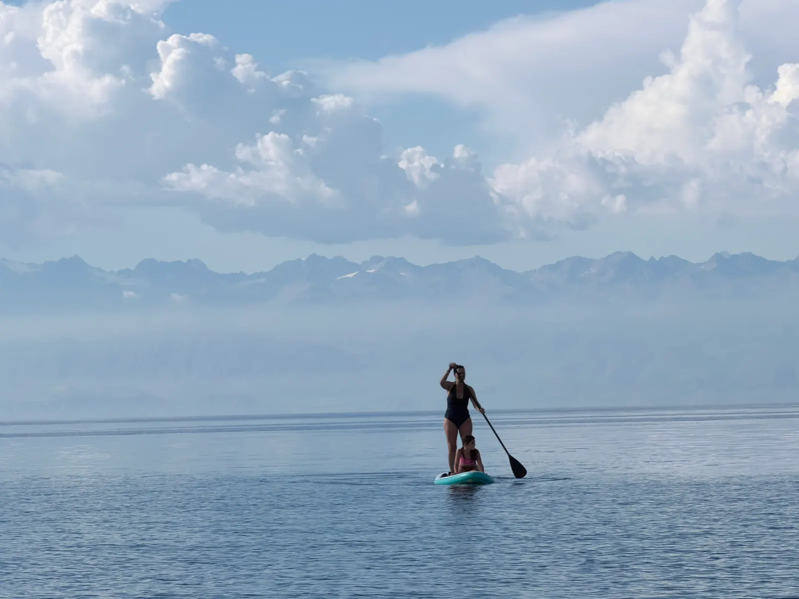 Marion en paddle sur l'Issyk-Koul, Emma à l'avant, cimes enneigées au fond