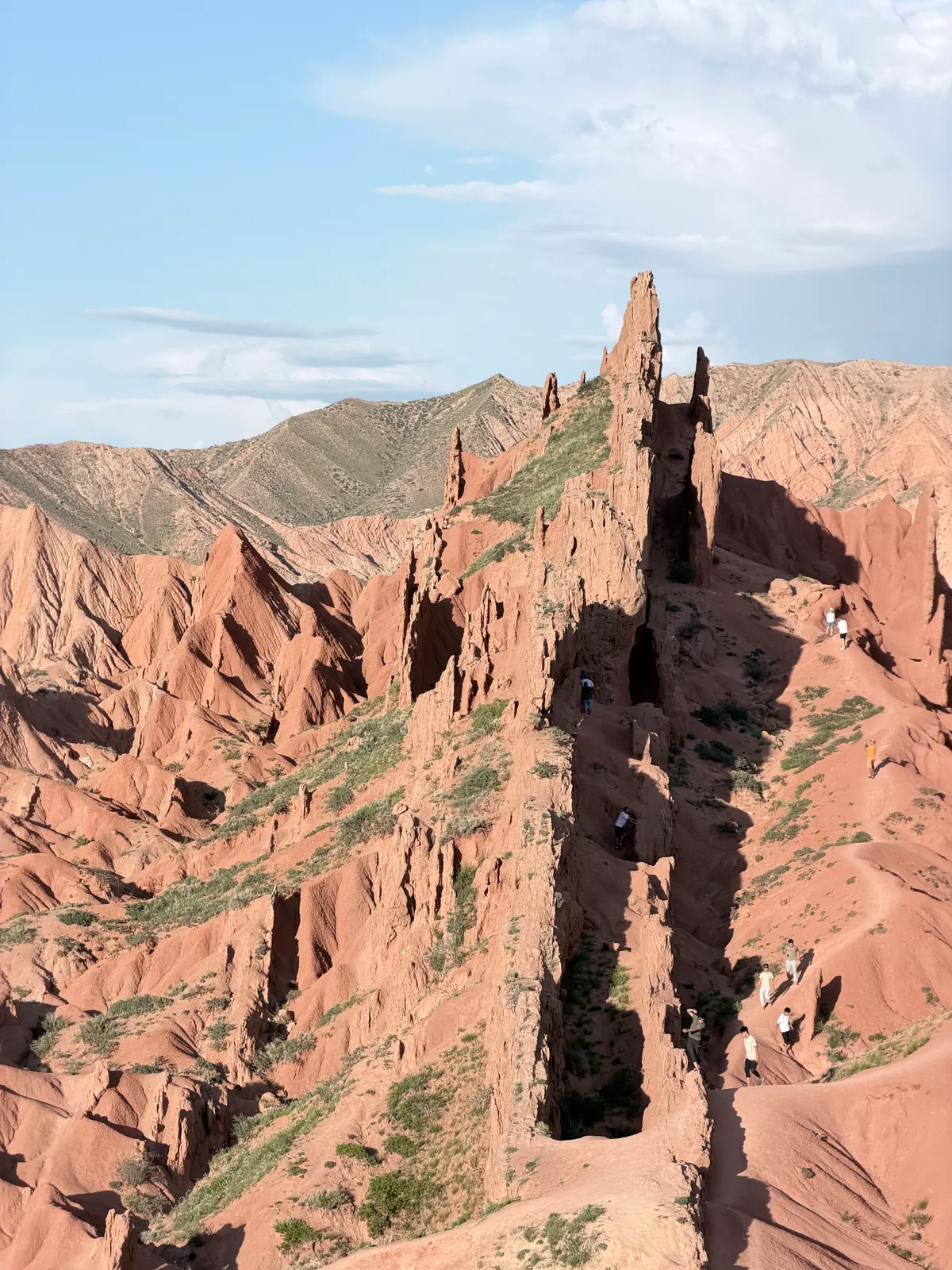 Le Canyon Skazka en entier, labyrinthe de grès rouge face au lac