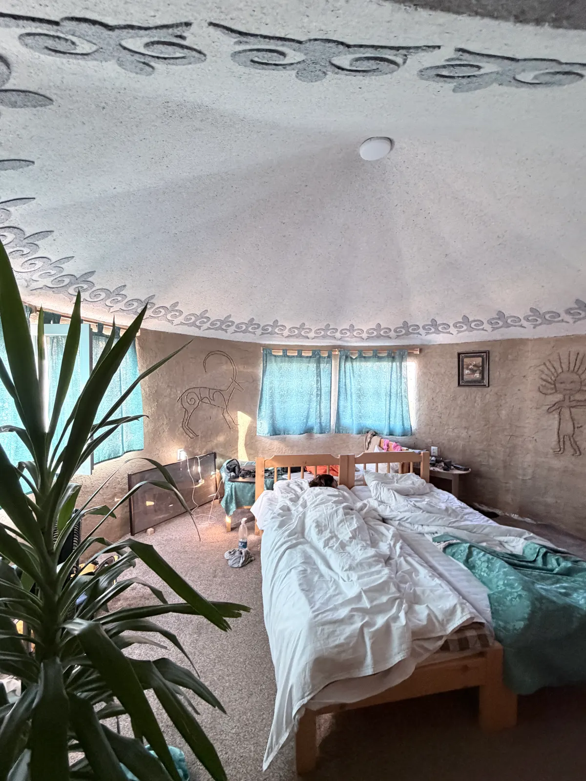 Chambre aux motifs kirghiz peints à la main, la yourte version dur