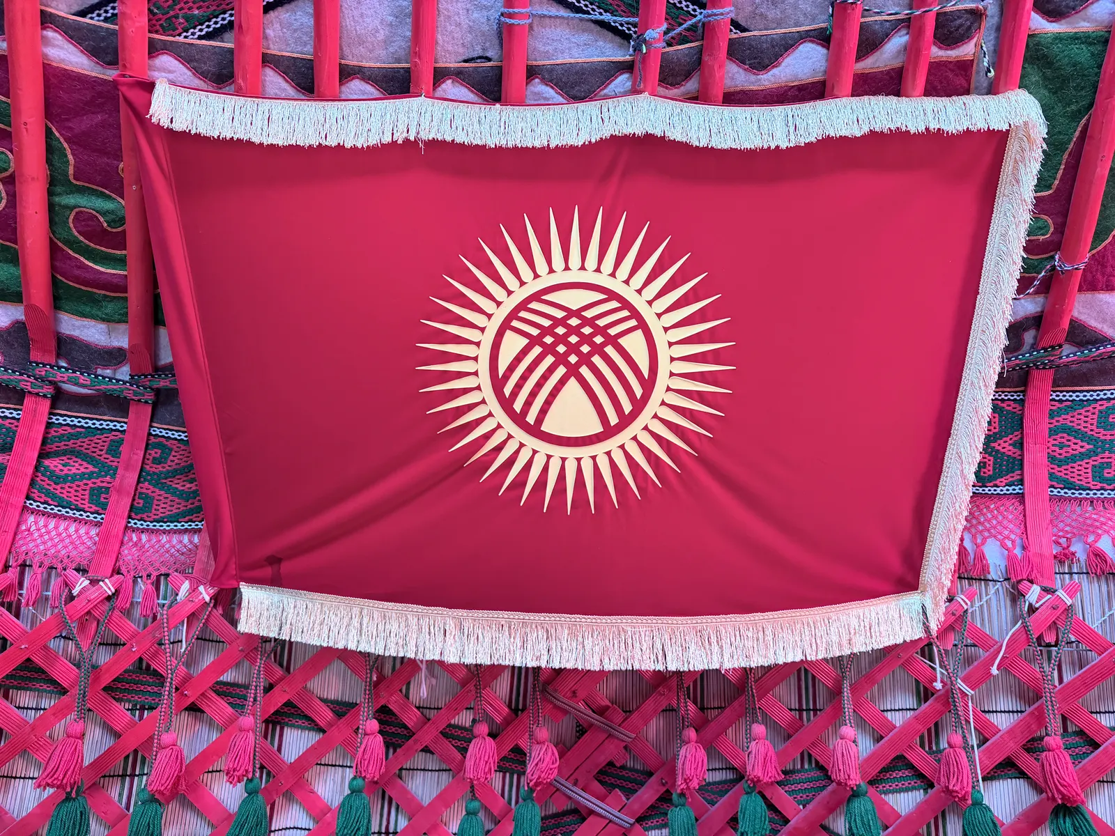 Le drapeau kirghiz dans la yourte, son soleil est le tunduk