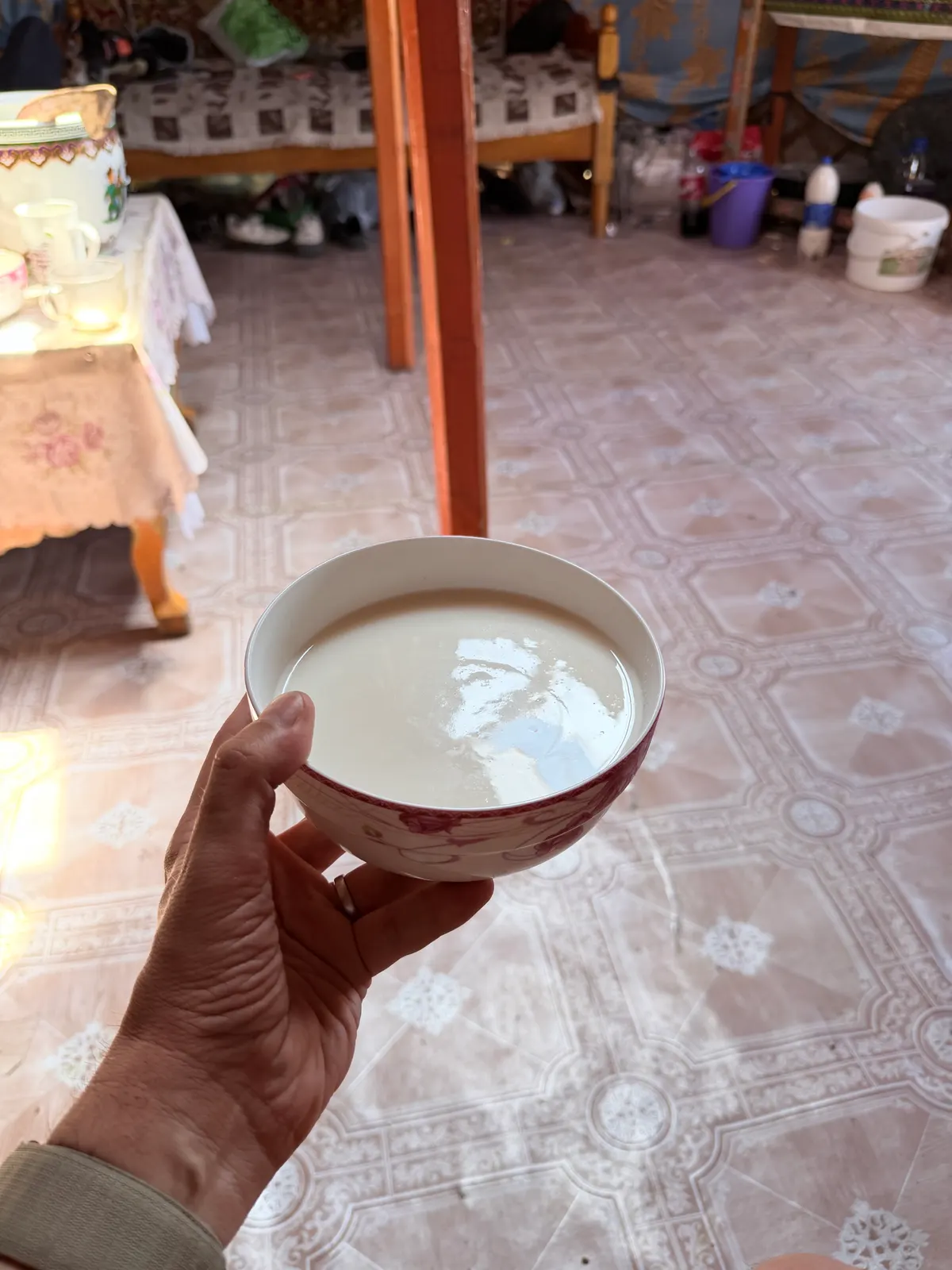 Un bol d'airag, le lait de jument fermenté, offert à l'invité sous la ger