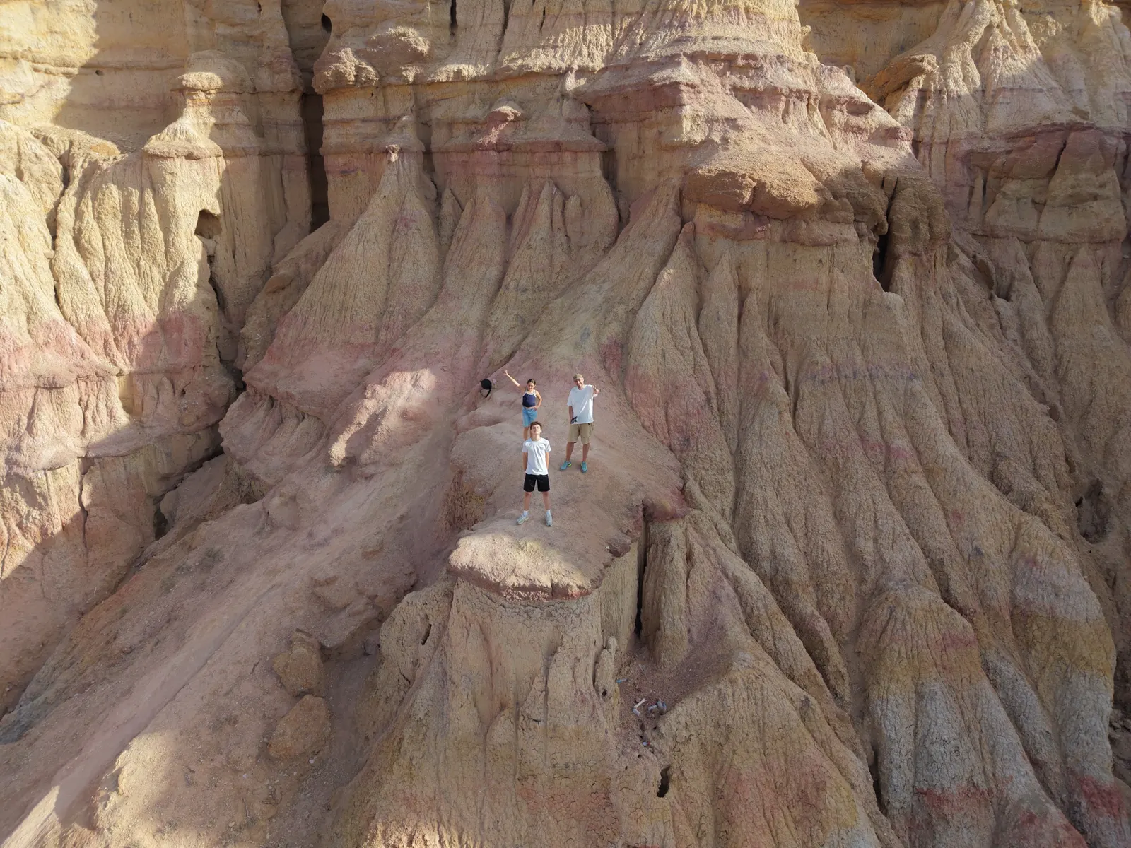Minuscules sur les crêtes sculptées de Tsagaan Suvarga