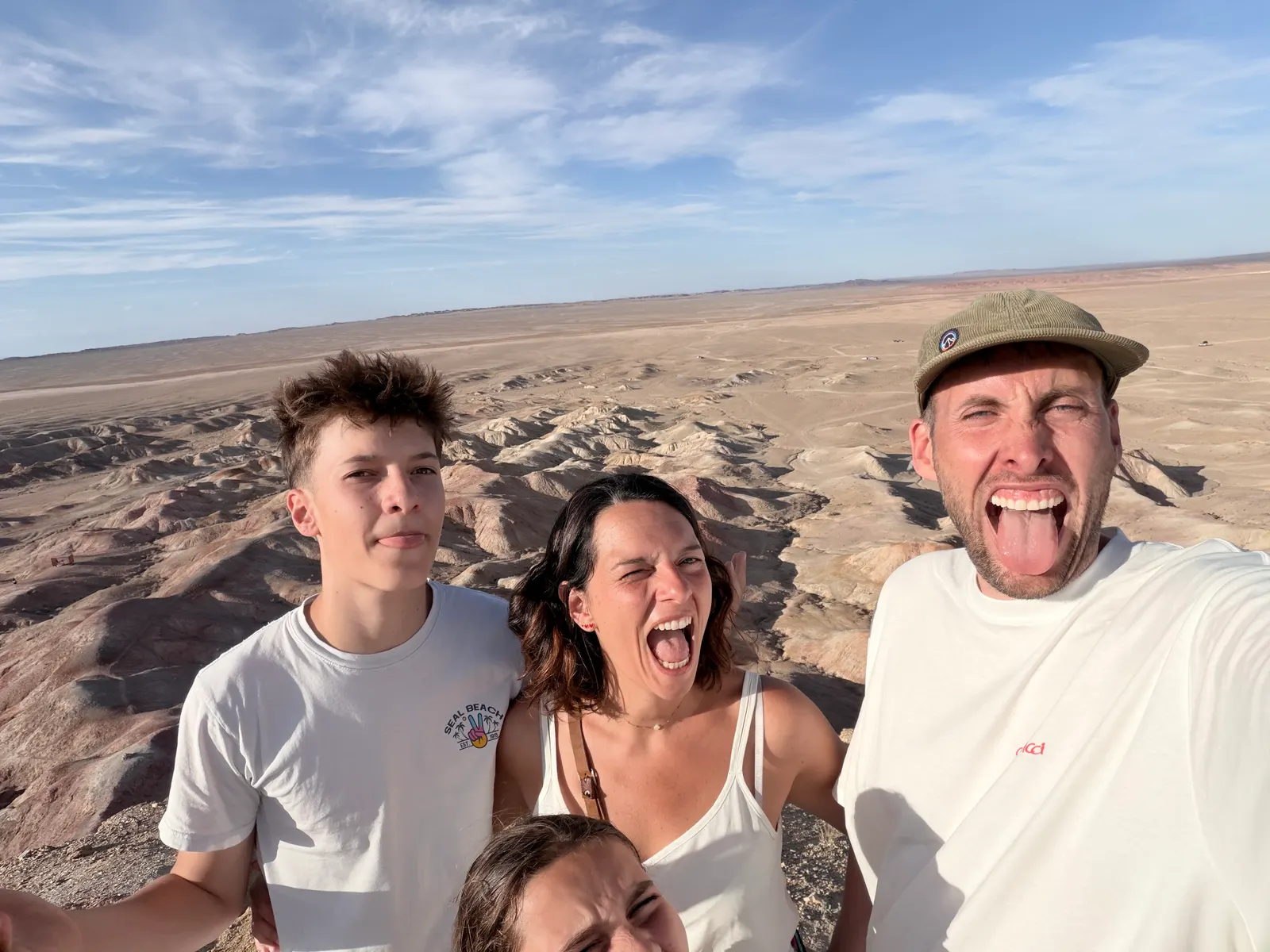 Selfie de famille hilare face aux badlands du Gobi