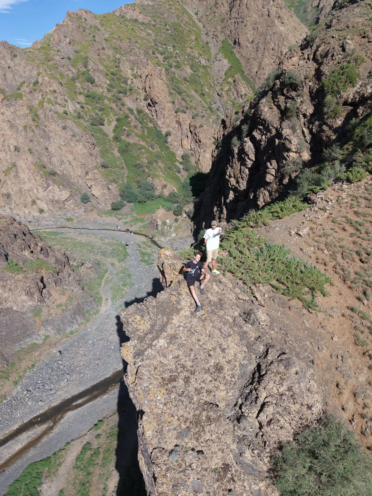 Hugo et Alexis au-dessus de la gorge verte de Yolyn Am