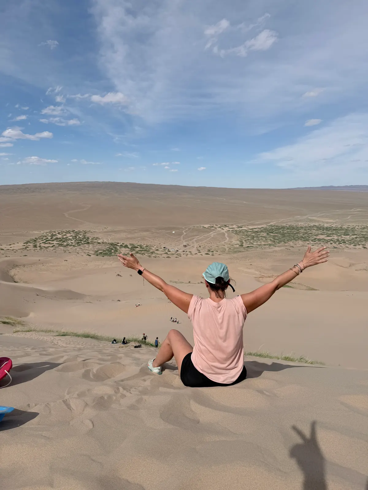 Marion sur la crête des dunes chantantes de Khongoryn Els, luges au pied
