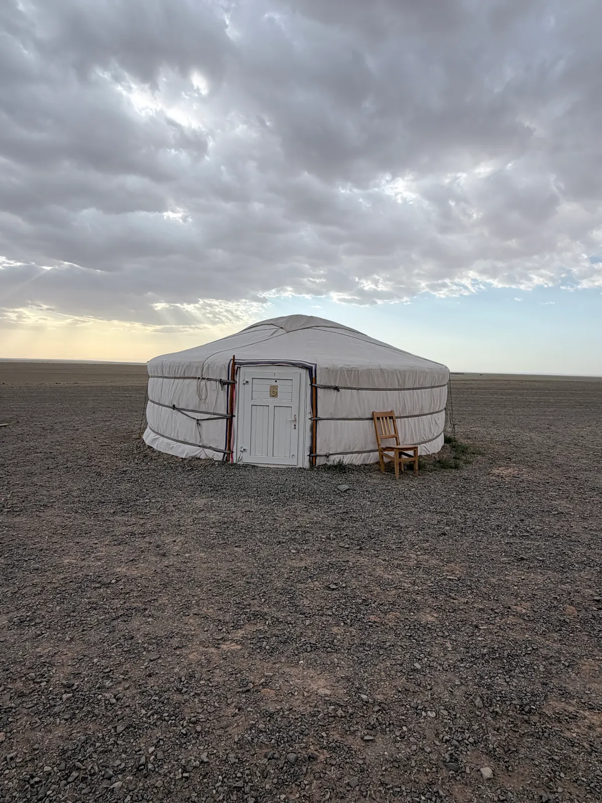 Une ger seule dans l'immensité du Gobi, au crépuscule