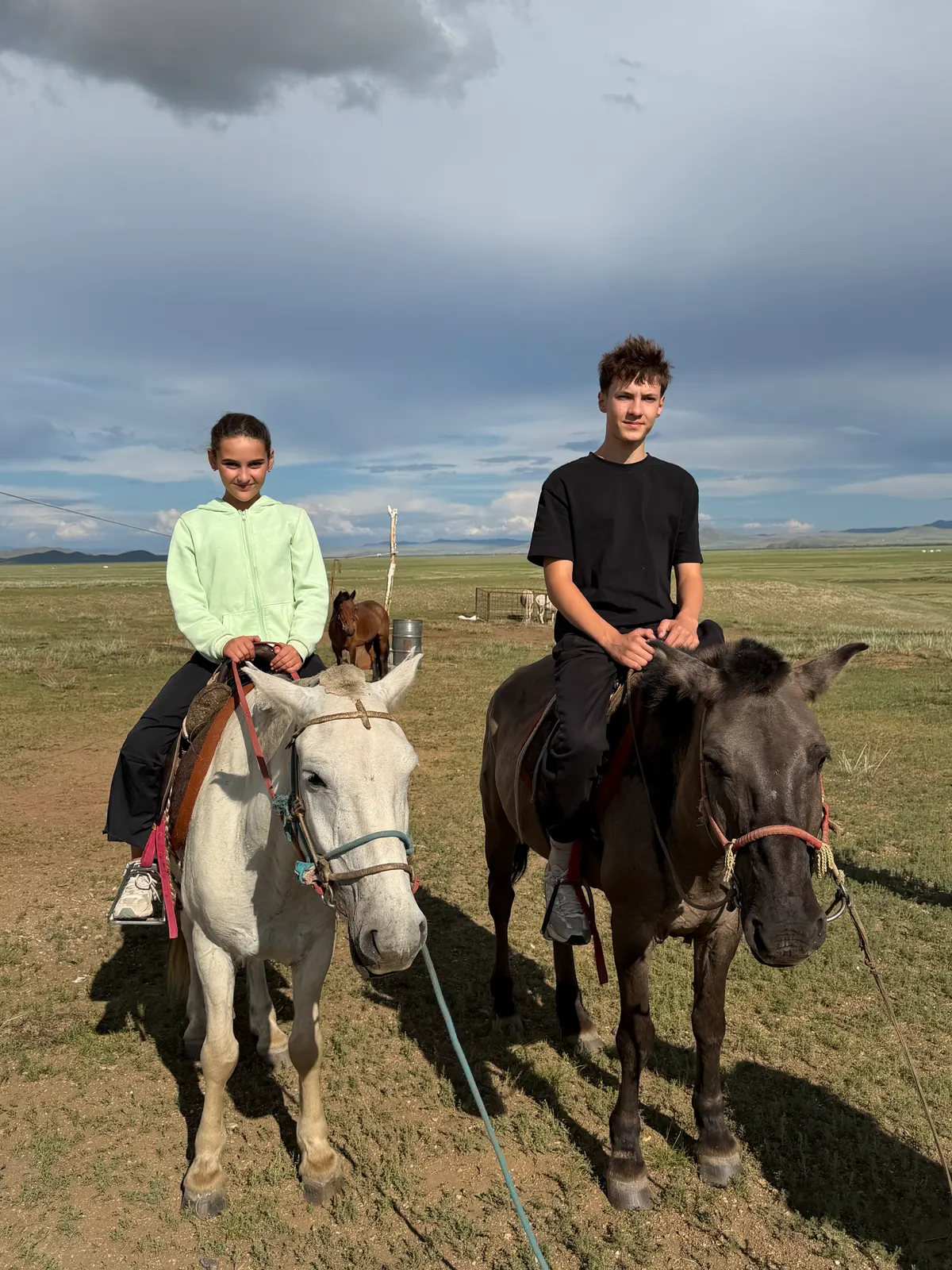 Alexis et Emma à cheval sur la steppe mongole