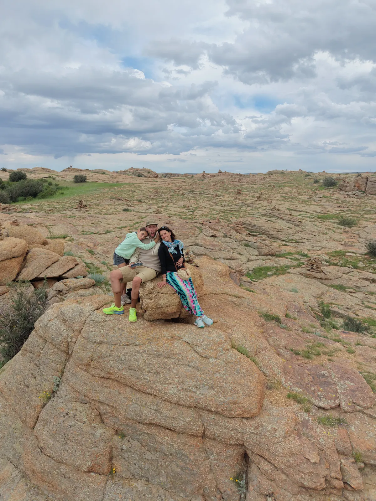 La famille sur les rochers de granit de Baga Gazriin Chuluu