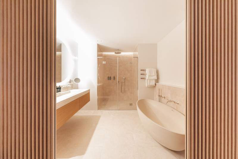 Salle de bains avec baignoire
