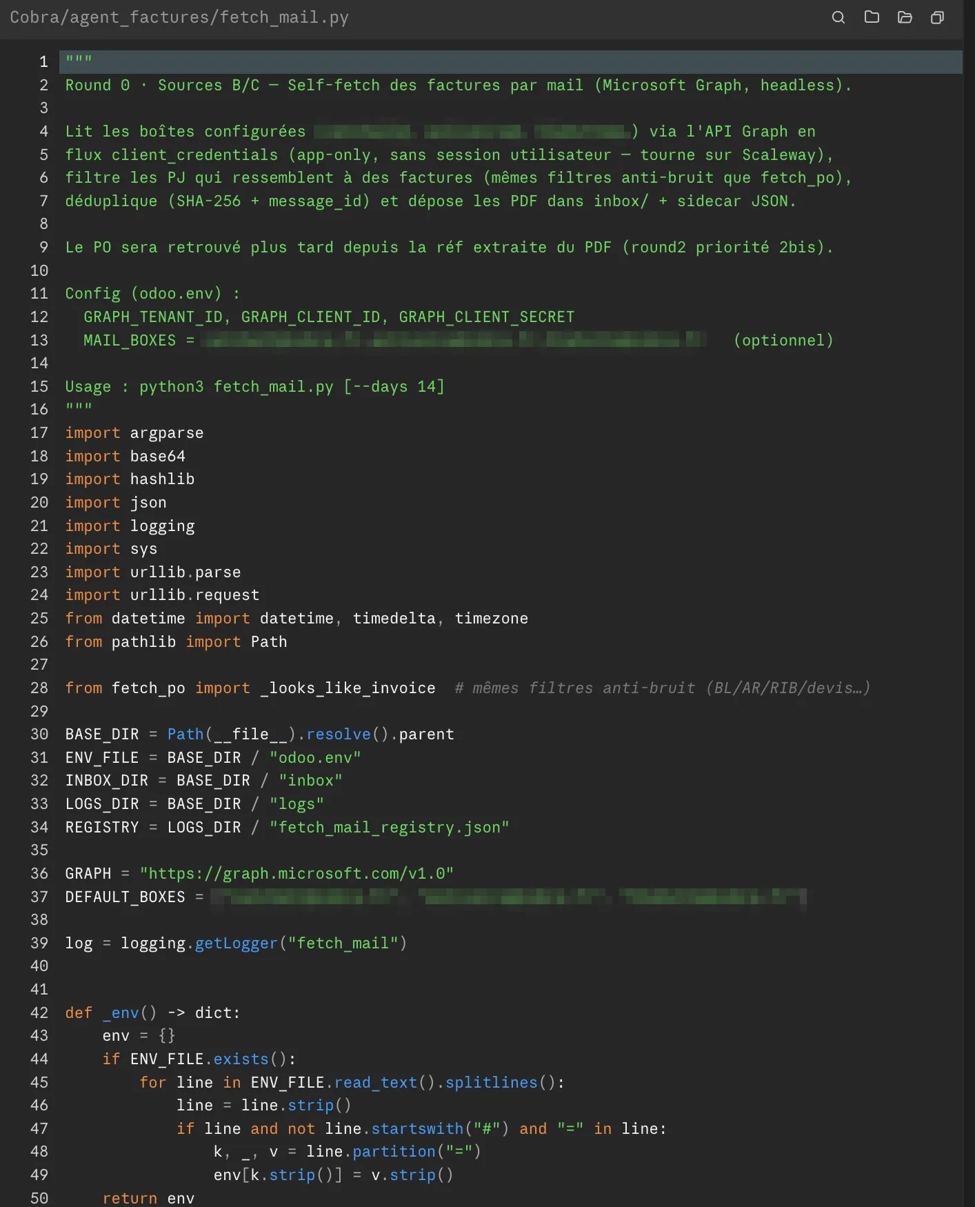 Éditeur Claude Code affichant le fichier fetch_mail.py de l'agent : docstring décrivant la collecte des factures par mail via Microsoft Graph en flux applicatif (headless), filtres anti-bruit, déduplication SHA-256, puis les imports et la lecture de la config