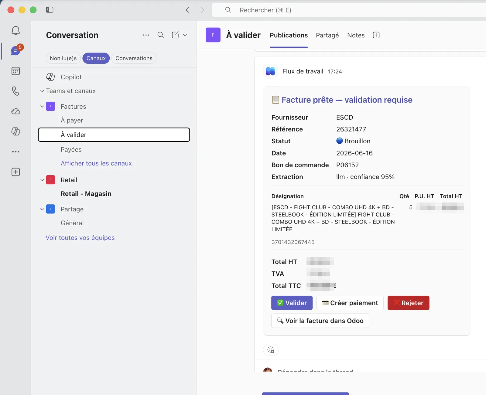 Carte Adaptive Card dans Microsoft Teams : facture fournisseur extraite et rapprochée à sa commande, avec les boutons Valider, Créer paiement, Rejeter, et les canaux À valider / À payer / Payées à gauche