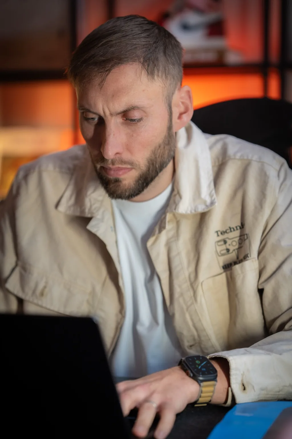 Hugo Lahutte au travail sur son ordinateur portable, bureau de Cobra