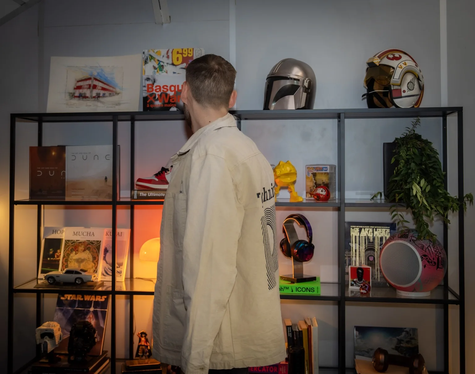 Shelf in Hugo Lahutte's office: Star Wars, Dune, vinyl, headphones and design speakers